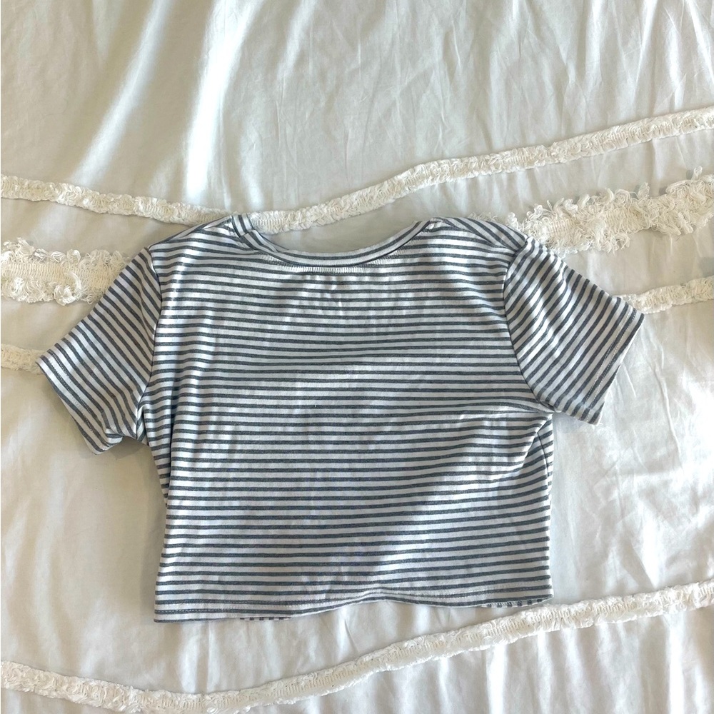 Short Sleeve Crop Top with knot in the back! Worn Once